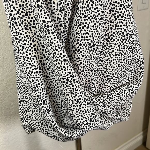 Entro Anthropologie Black and White Sleeveless Button Up Top w/Twist Hem (M) EUC - Picture 3 of 5